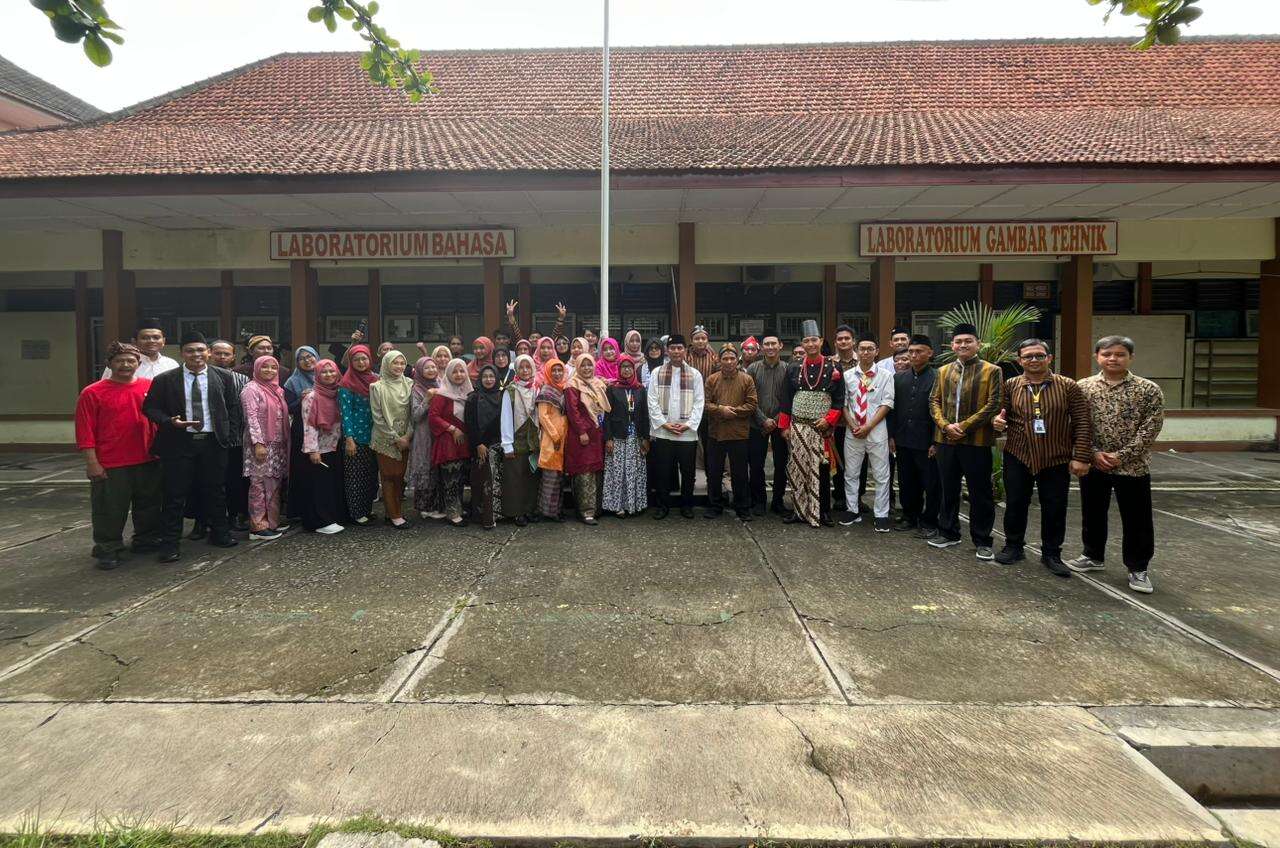 Upacara hari pahlawan di SMK Veteran 1 Sukoharjo